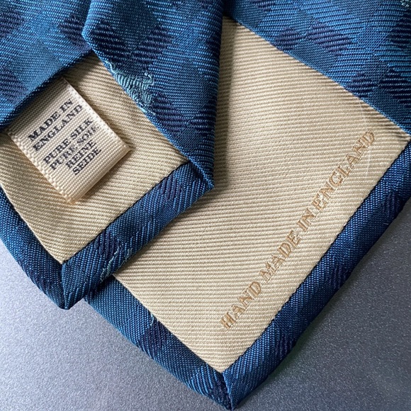 HANDSEWN BURBERRY 100% SILK MADE IN ENGLAND - Picture 2 of 4